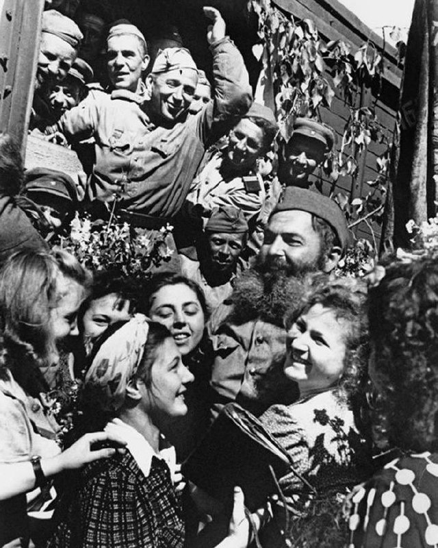 78 лет назад советские военные установили Знамя Победы на крыше Рейхстага. И кро... 78 лет назад советские военные установили Знамя Победы на крыше Рейхстага. И кро...