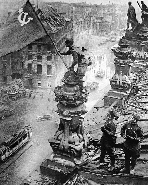 78 лет назад советские военные установили Знамя Победы на крыше Рейхстага. И кро... 78 лет назад советские военные установили Знамя Победы на крыше Рейхстага. И кро...