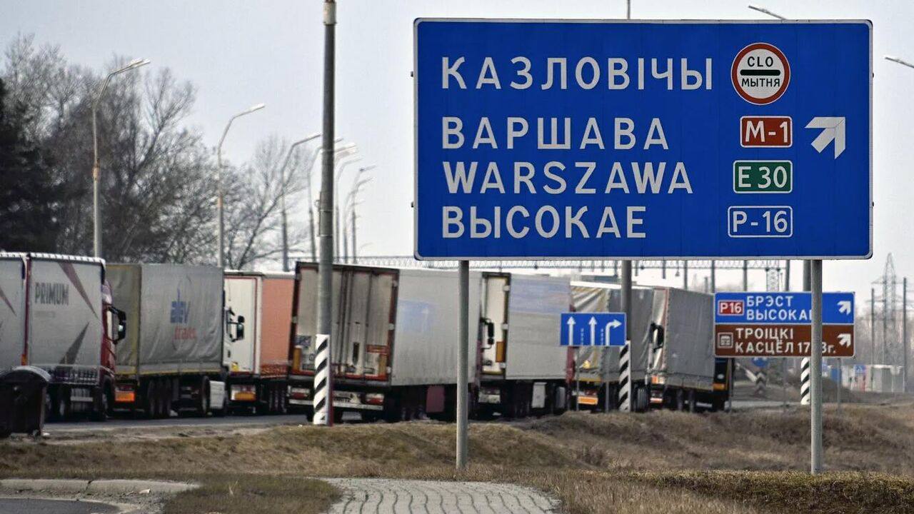 Обстановка на границе Польши и Беларуси накаляется, очереди из грузовиков растут... Обстановка на границе Польши и Беларуси накаляется, очереди из грузовиков растут...