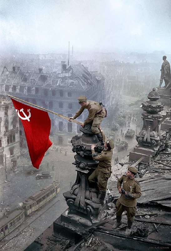 77 лет назад советские военные установили Знамя Победы на крыше Рейхстага. И кро... 77 лет назад советские военные установили Знамя Победы на крыше Рейхстага. И кро...